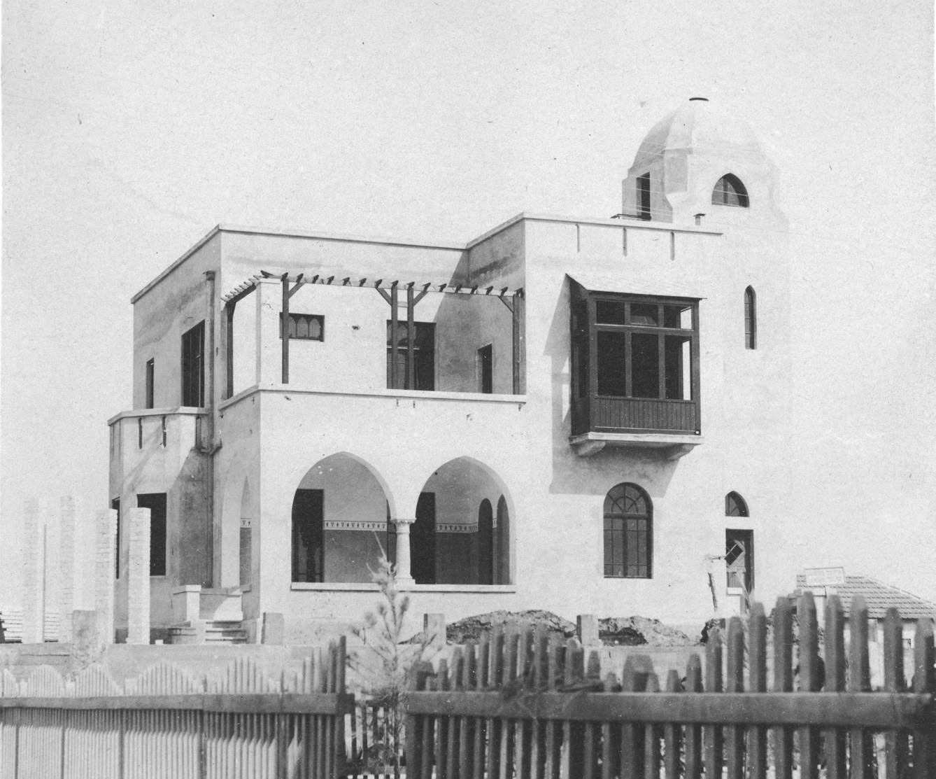 צילום חזיתי של בית ביאליק בעת שלהי בנייתו באמצע שנות ה20 של המאה ה20